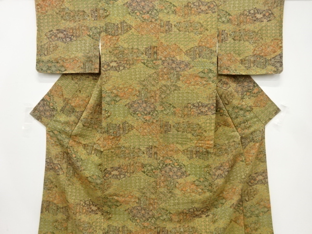 縮緬地　地紙に花更紗・古典柄　小紋着物